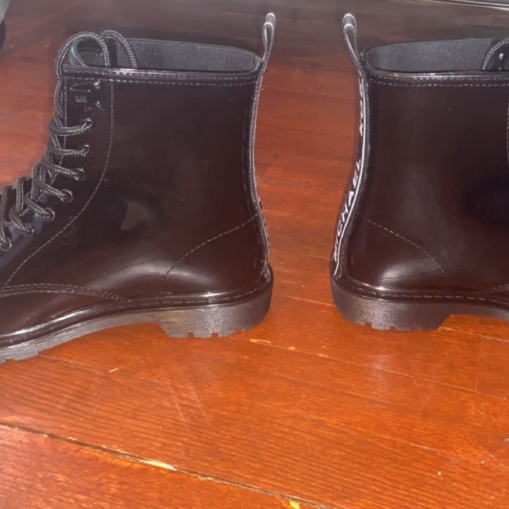 Selling Michael Kors water boots